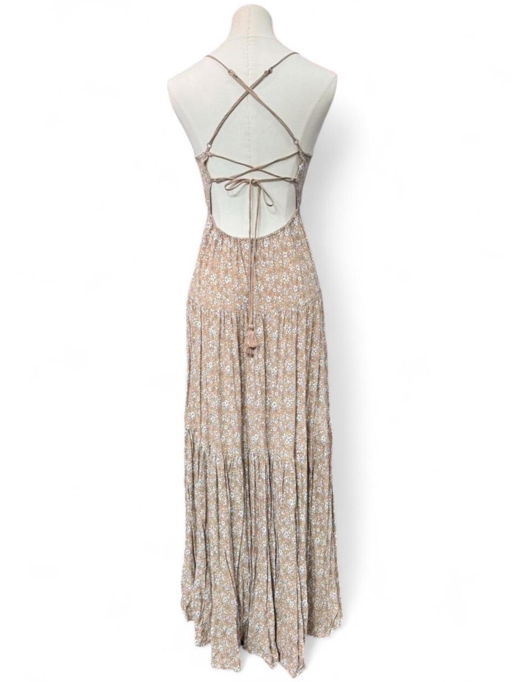 Aakaa Boho Floral Open-Back Maxi Dress in Beige white & lavender floral pattern